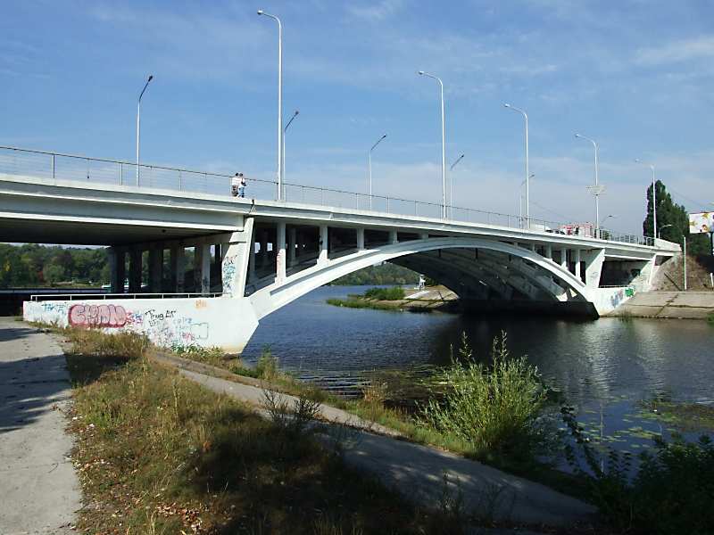Вигляд з південного сходу. 11 вересня 2009 р. Фото М.І.Жарких. Цей міст веде… Міст № 1 (південний автомобільний міст)