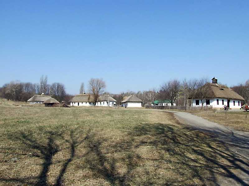 2011 р. Панорама з південного сходу (хата 6а, комора і хата 8а, школа 8,… 2011 р. Панорама з південного сходу…