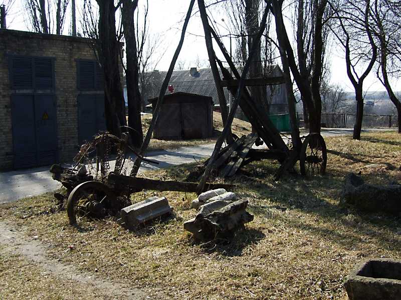 2011 р. Фрагменти знарядь біля гамазею