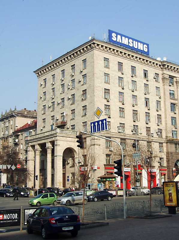 Ліворуч – вул. Прорізна, праворуч – вул. Хрещатик (і будинок по Хрещатику №… Адміністративний будинок (№ 28 /…