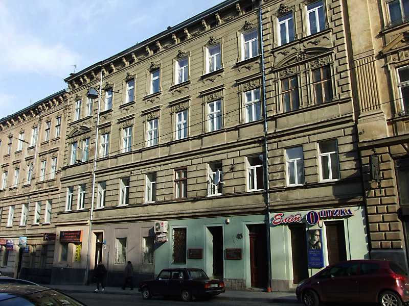 4 квітня 2012 р. Фото М.І.Жарких. На плані тут позначено два будинки (№ 43 та… Житловий будинок (№ 45)