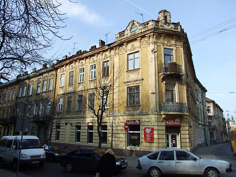 4 квітня 2012 р. Фото М.І.Жарких. Ліворуч – вул. Чехова, праворуч – вул.… Житловий будинок (№ 24а)