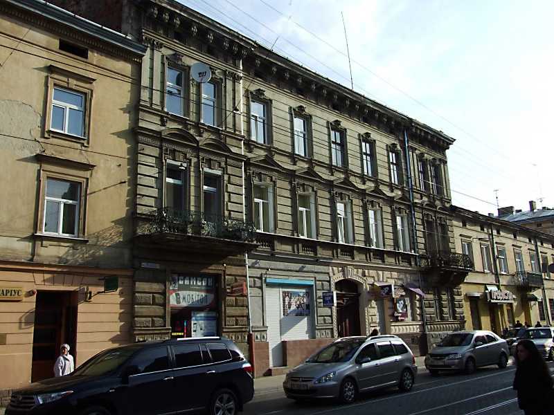 4 квітня 2012 р. Фото М.І.Жарких. У будинку № 9 за польських часів містилися… Житловий будинок (№ 9)