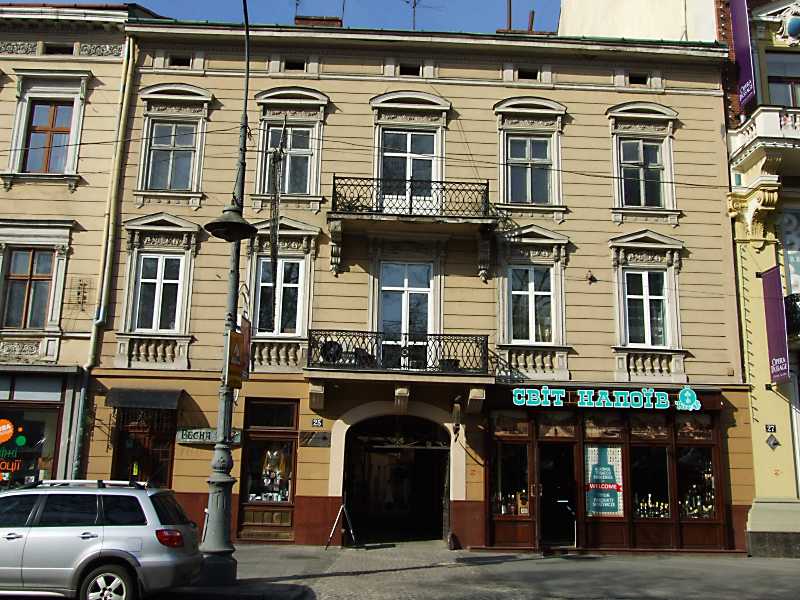 4 квітня 2012 р. Фото М.І.Жарких. У будинку № 25 за Польщі був готель… Будинок (№ 25)