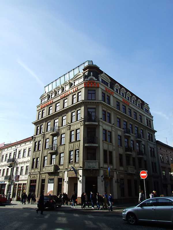 У будинку № 45 до 1939 року був готель “Нью-Йорк” Цейнґута, за часів СРСР це… Будинок (№ 45)