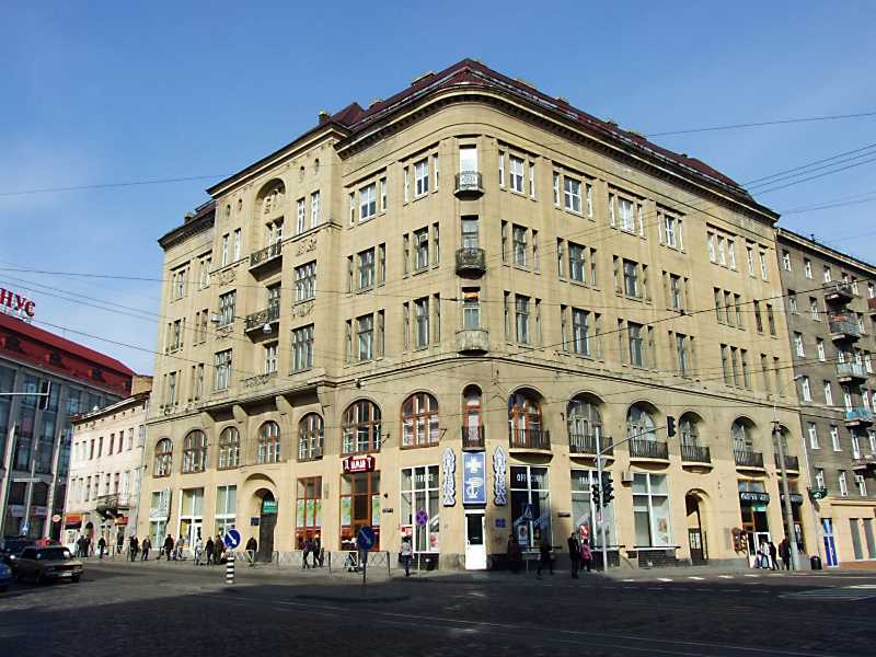 Будинок (вул.Городоцька, 2) споруджено в 1910 – 1913 рр. (архіт.… Товарна біржа (№ 2)