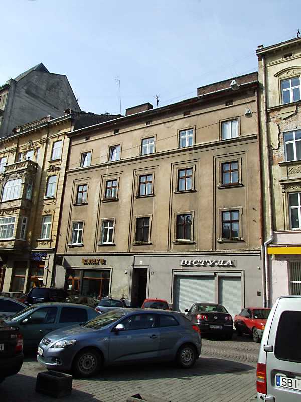 Під № 5 за радянських часів розміщувався спеціалізований книжковий магазин… Будинок (№ 5)