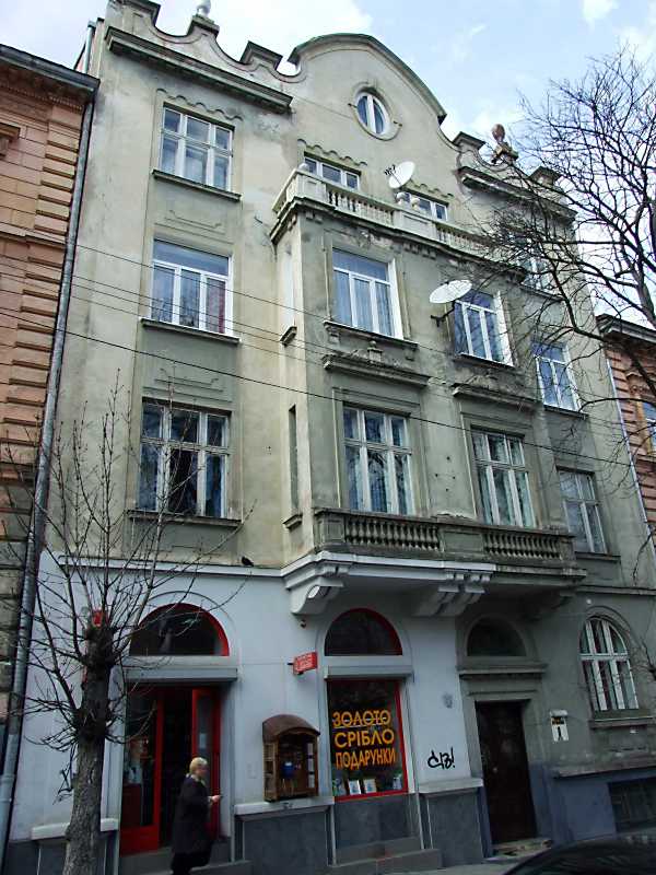 4 квітня 2012 р. Фото М.І.Жарких. У будівлі № 8 у 1950-х роках був індпошив і… Житловий будинок (№ 8)