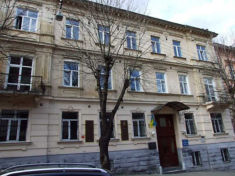 Будинок (вул.Драгоманова, № 12) пам’ятний тим, що тут містилось українське… Бурса (№ 12)