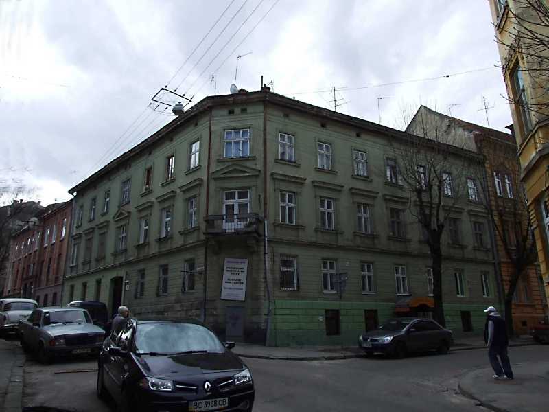 4 квітня 2012 р. Фото М.І.Жарких. Ліворуч – вул. Драгоманова, праворуч – вул.… Житловий будинок (№ 26)