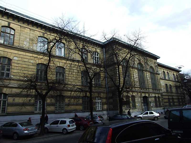 4 квітня 2012 р. Фото М.І.Жарких. Будинок (вул.Князя Романа, 5) споруджений у… Гімназія (№ 5)