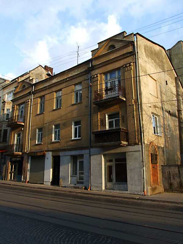 Під № 32 за Польщі була торговельна спілка Ruch Handlowy, від 1950-х –… Житловий будинок (№ 32)