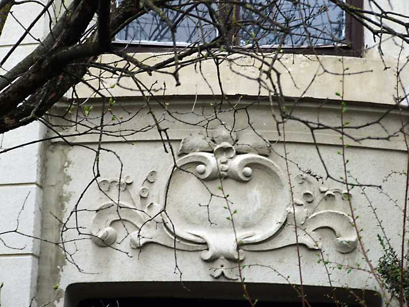 2012 р. Рельєфна вставка над входом