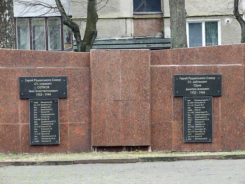 5 квітня 2012 р. Фото М.І.Жарких. В тому числі – Герої Радянського Союзу… 2012 р. Стели з похованнями (2)