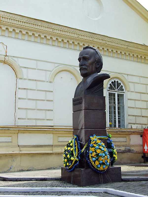 5 квітня 2012 р. Фото М.І.Жарких. Пам’ятник знаходиться на невеличкій площі,… Пам’ятник В. М. Чорноволу