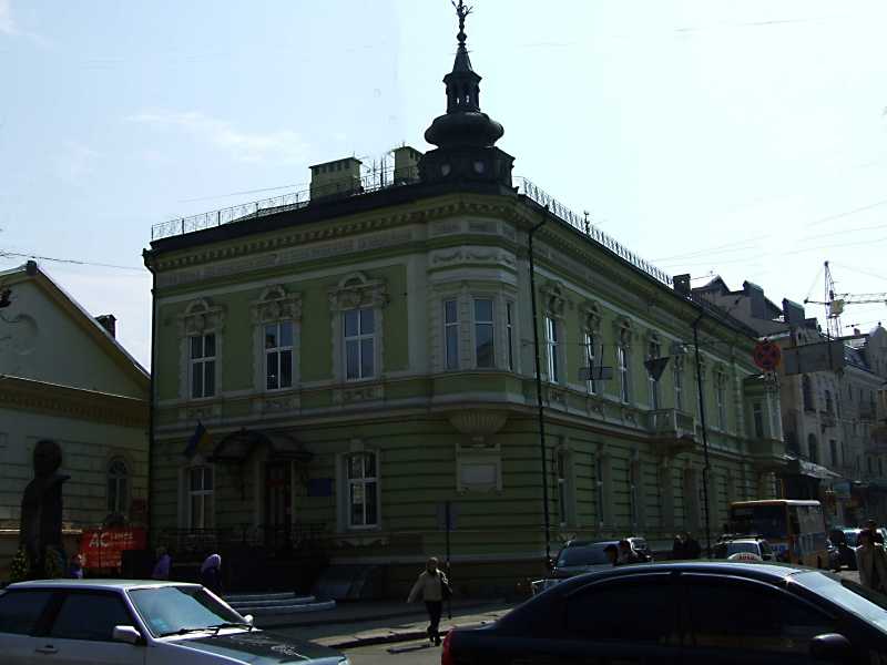 Ліворуч – вул. Січових стрільців, праворуч – вул. Чорновола. 5 квітня 2012 р.… Житловий будинок (№ 1)