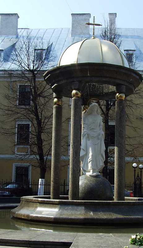 2012 р. Фонтан зі скульптурою діви Марії