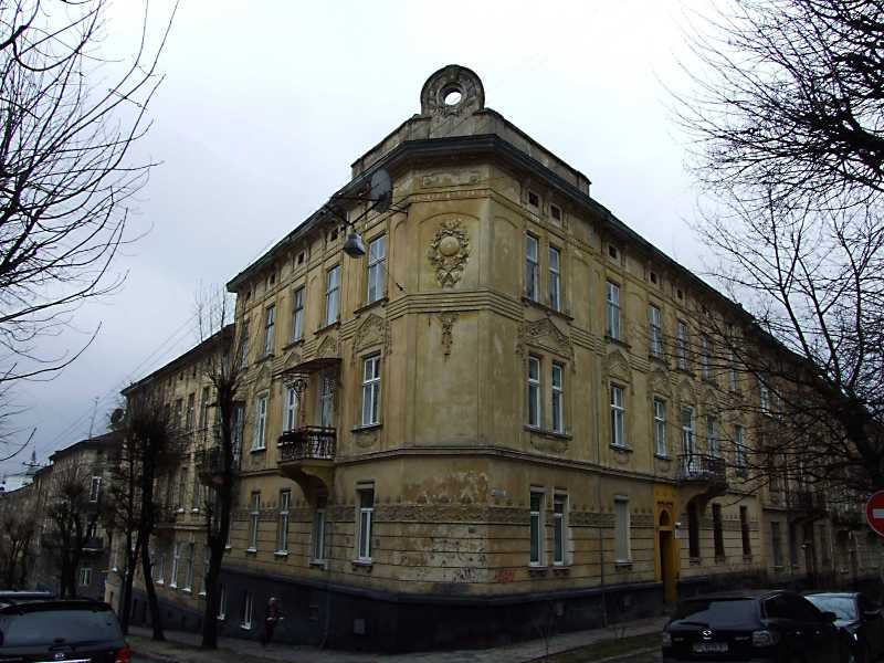 Будинок (вул.М.Кравчука, 14) пам’ятний тим, що тут довгий час мешкав академік… Житловий будинок (№ 14)