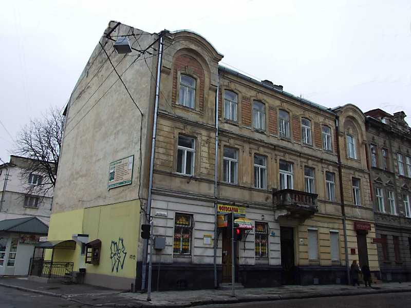 7 квітня 2012 р. Фото М.І.Жарких. Під № 48 за радянських часів до кінця… Житловий будинок (№ 48)