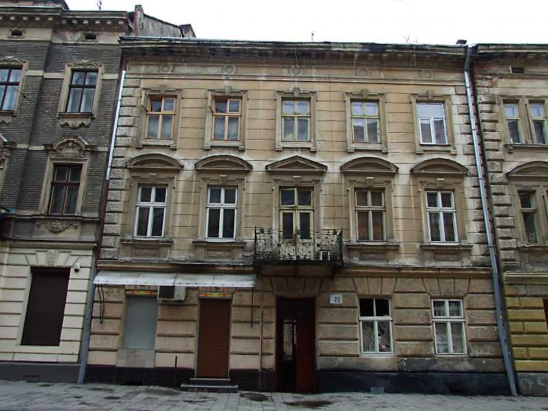 7 квітня 2012 р. Фото М.І.Жарких. У будинку № 20 розташований магазин одягу і… Житловий будинок (№ 20)