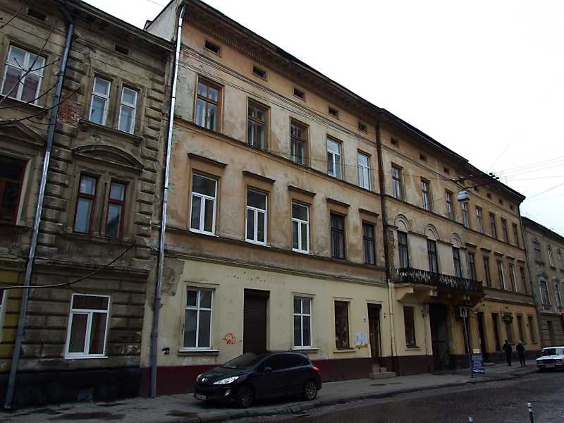 7 квітня 2012 р. Фото М.І.Жарких. Під № 16 за Польщі працювало ательє… Житловий будинок (№ 16)