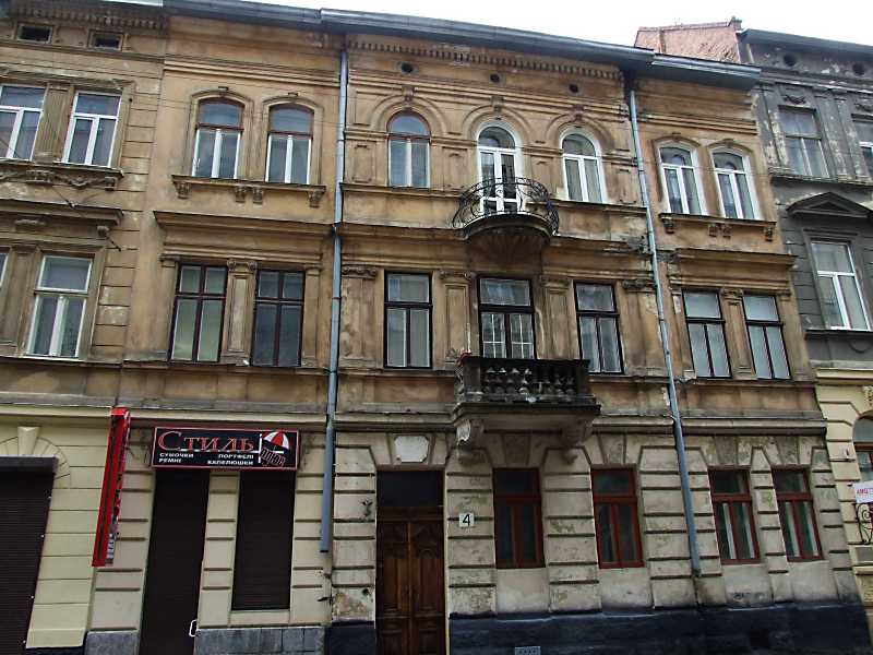 7 квітня 2012 р. Фото М.І.Жарких. Під № 4 до війни діяли ресторан Вайнштока… Житловий будинок (№ 4)