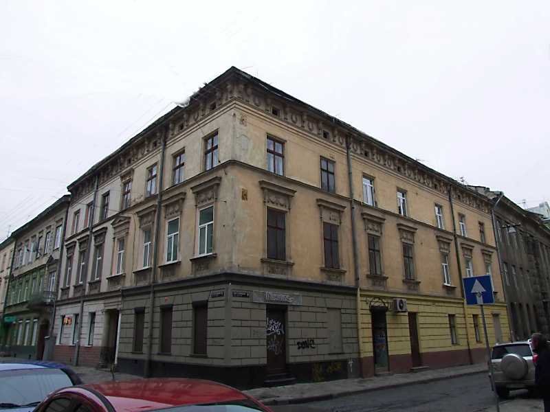 7 квітня 2012 р. Фото М.І.Жарких. Ліворуч – вул. Дудаєва, праворуч – вул.… Будинок (№ 10)