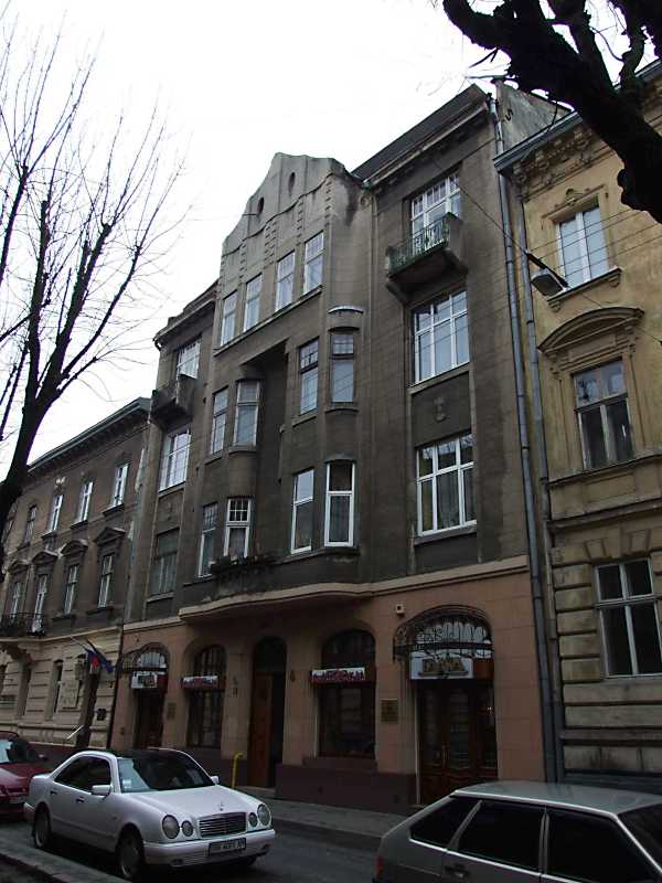 7 квітня 2012 р. Фото М.І.Жарких. Адресу № 4 за польських часів мала Спілка… Житловий будинок (№ 4)