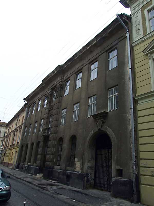 Будинок (вул.Ковжуна, 10) споруджено в 1910 р. для друкарні, яка працює тут… Друкарня (№ 10)