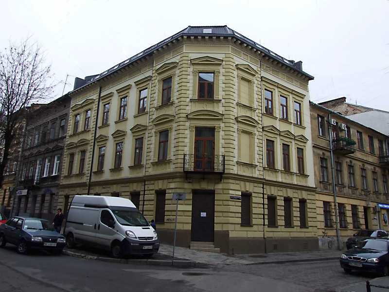 7 квітня 2012 р. Фото М.І.Жарких. Ліворуч – вул. Дудаєва, праворуч – вул.… Будинок (№ 20)