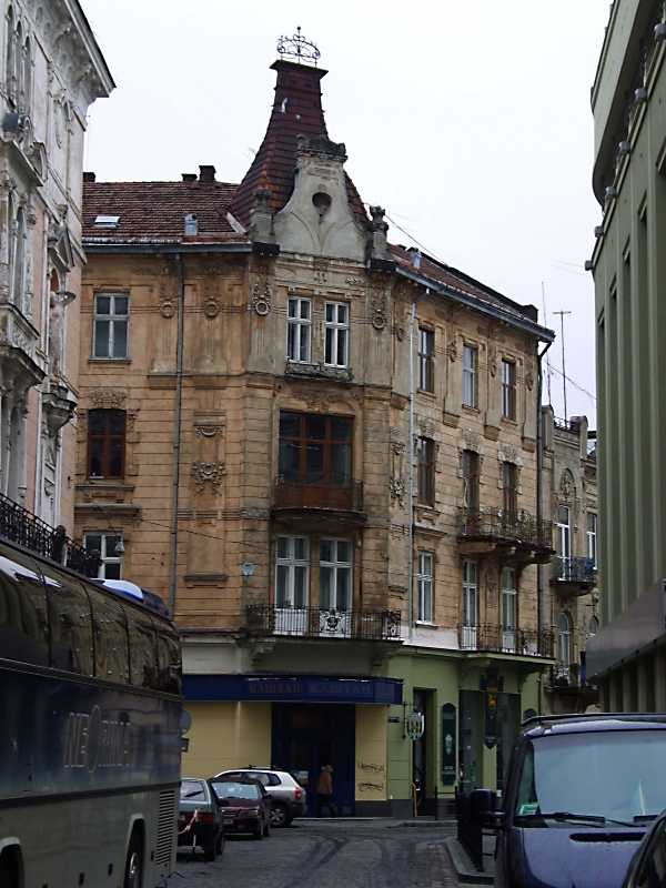 У будинку № 3 за польських часів працювало фільмове бюро (випозичальня… Житловий будинок (№ 3)