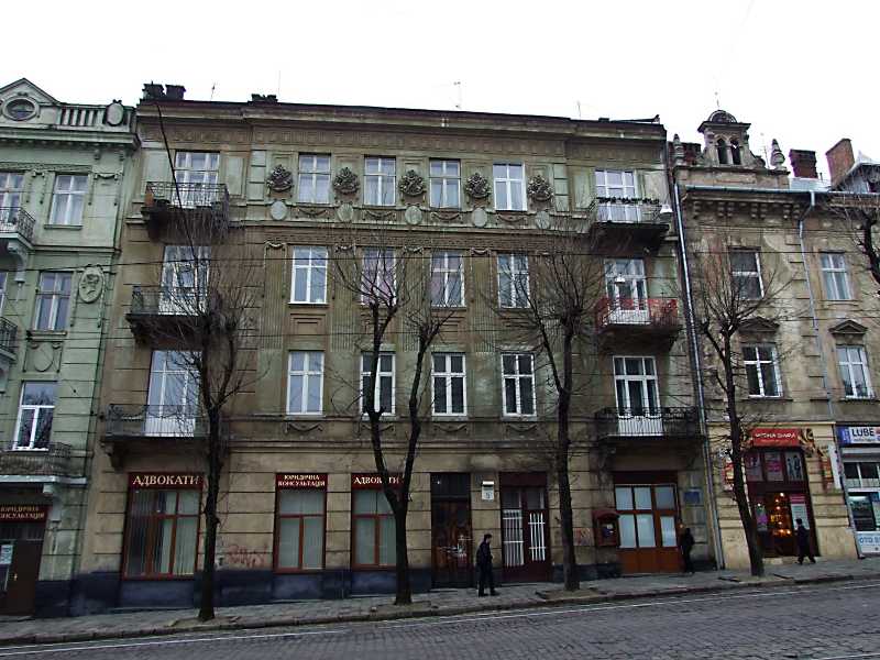 У будівлі № 5 у 1950-х роках було ательє індпошиву одягу та ремонт взуття, у… Житловий будинок (№ 5)