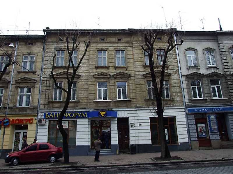 7 квітня 2012 р. Фото М.І.Жарких. У будинку № 19 за часів Польщі був магазин… Житловий будинок (№ 19)