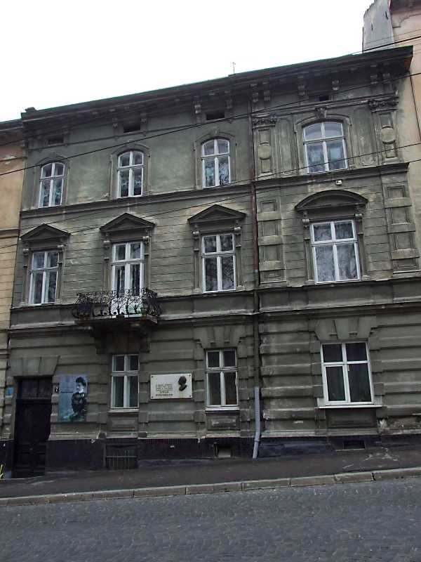 Будинок (вул.Листопадового чину, 7) споруджено в 1890 р. (архіт. Б.Бауер). … Житловий будинок (№ 7)