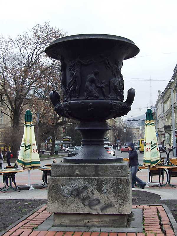 Чавунна ваза з барельєфами відлита в 1839 р. Барельєфи на тему “Течія… Ваза