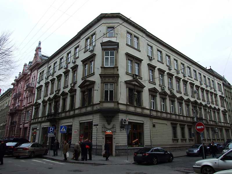 7 квітня 2012 р. Фото М.І.Жарких. Ліворуч – вул. Січових стрільців, праворуч… Будинок (№ 8)