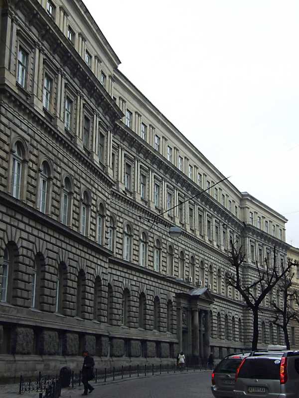 Загальний вигляд від вул. Січових стрільців. 7 квітня 2012 р. Фото М.І.Жарких.… Будинок (№ 5)