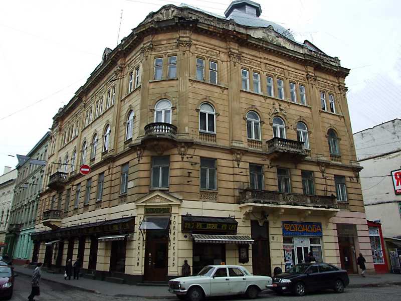 Будинок (вул.Гнатюка, 8 – на плані міста Л.Курбаса, 2, на самому будинку – №… Торговий дім (№ 8)