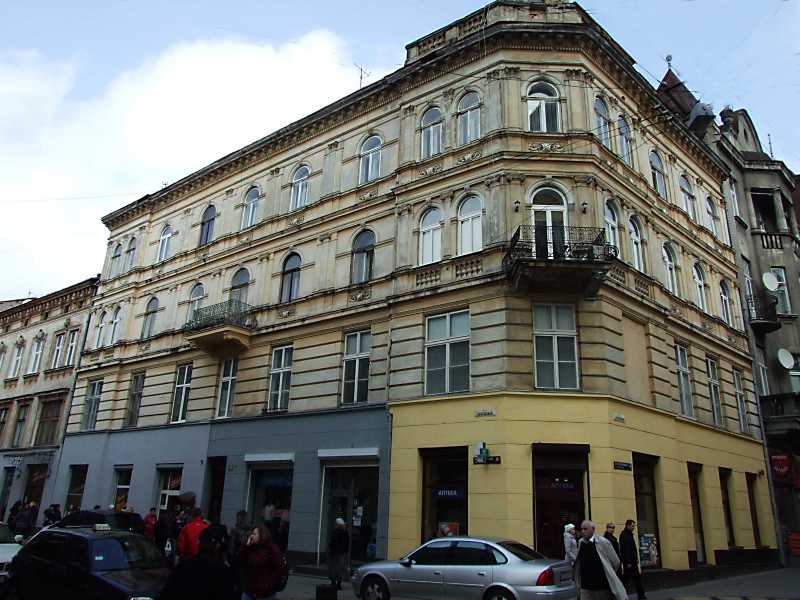 У будинку № 26 до 1939 року містився ювелірний магазин Гершдорфера, магазин… Житловий будинок (№ 26)