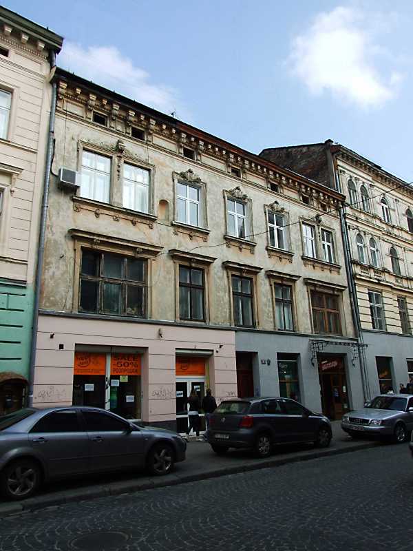 7 квітня 2012 р. Фото М.І.Жарких. Під № 30 за Польщі був магазин взуття… Житловий будинок (№ 30)