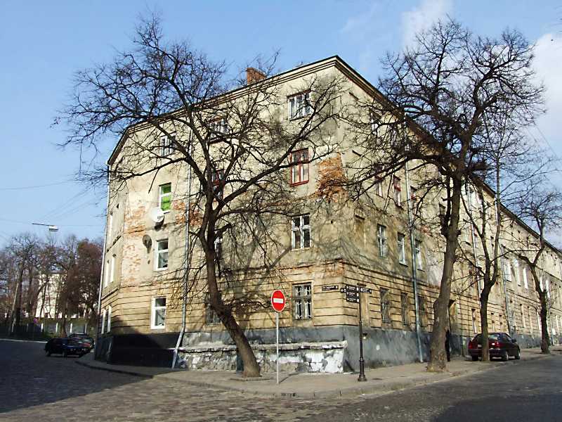 7 квітня 2012 р. Фото М.І.Жарких. Ліворуч – вул. Гуцульська, праворуч – вул.… Житловий будинок (№ 11)