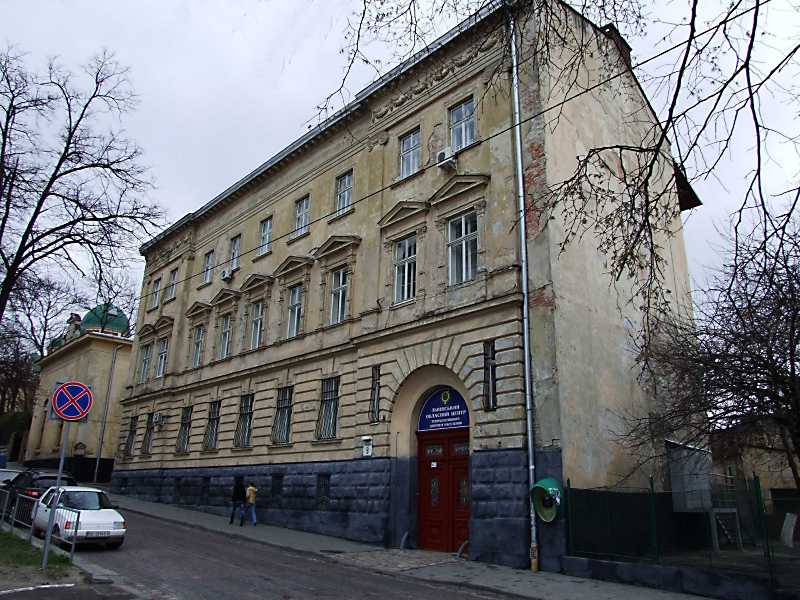 8 квітня 2012 р. Фото М.І.Жарких. За Польщі під № 9 була торговельна школа,… Житловий будинок (№ 9)