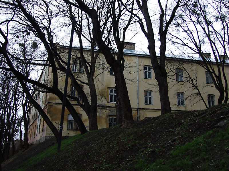 Південна частина. Вигляд зі сходу, з боку вул. Просвіти. 8 квітня 2012 р. Фото… Житловий будинок (№ 12)