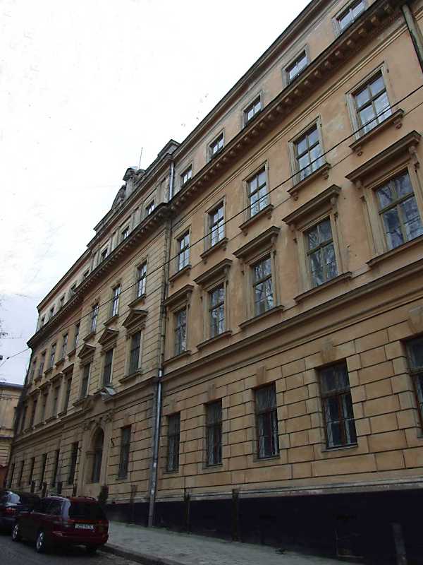 8 квітня 2012 р. Фото М.І.Жарких. Під № 4 до 1939 року були Окружне страхове… Адміністративний будинок (№ 4)