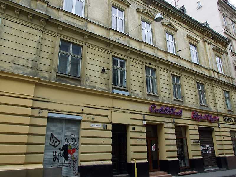 Під № 1 за польських часів була страхова агенція “Майбутнє”, Польське… Будинок (№ 1)