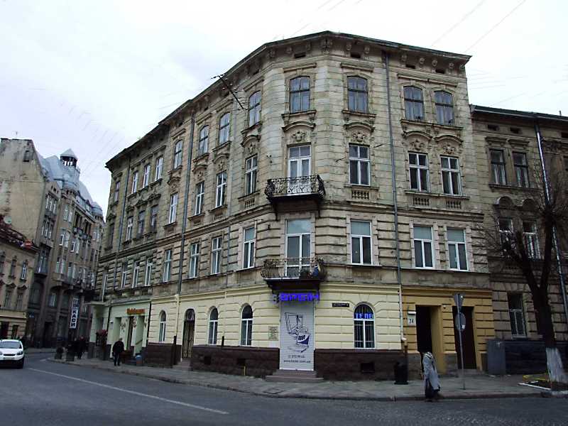 8 квітня 2012 р. Фото М.І.Жарких. Ліворуч – пл. Григоренка, праворуч – вул.… Житловий будинок (№ 24)