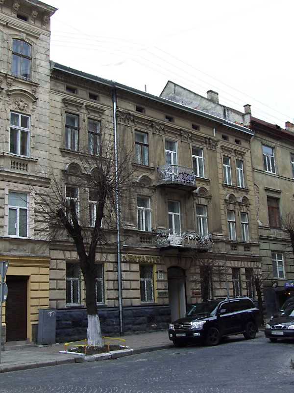 8 квітня 2012 р. Фото М.І.Жарких. У будівлі № 22 за польських часів була… Житловий будинок (№ 22)