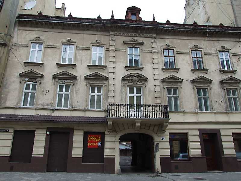 8 квітня 2012 р. Фото М.І.Жарких. У будинку № 24 за Польщі містився меблевий… Житловий будинок (№ 24)