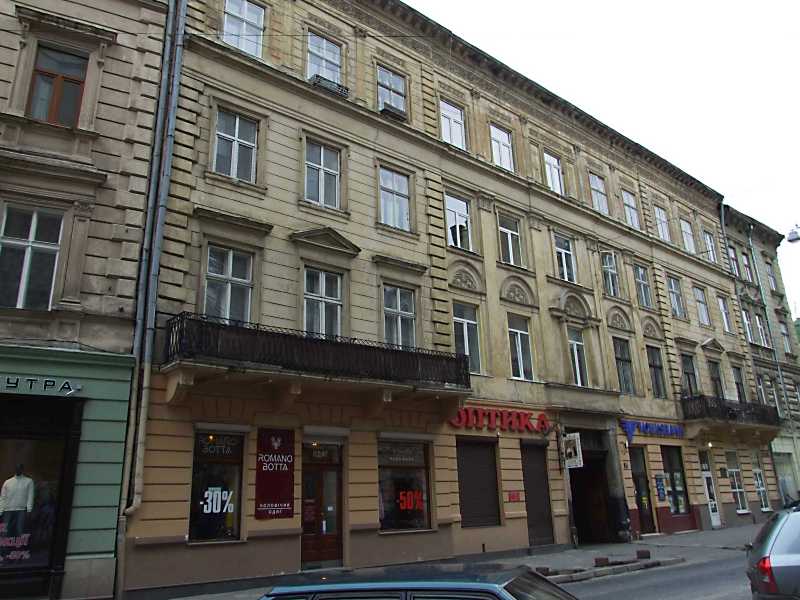 8 квітня 2012 р. Фото М.І.Жарких. У будинку № 17 за польських часів була… Житловий будинок (№ 17)