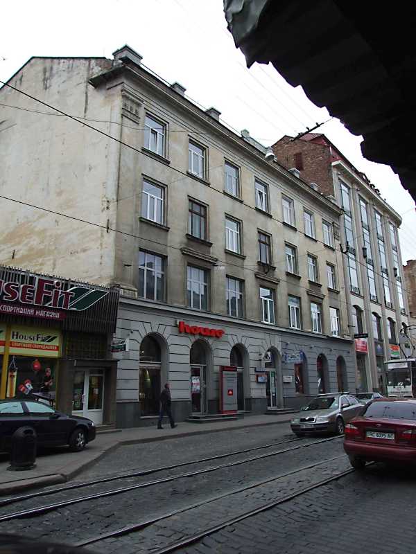 8 квітня 2012 р. Фото М.І.Жарких. Адресу № 8 за Польщі мав магазин тканин… Житловий будинок (№ 8)